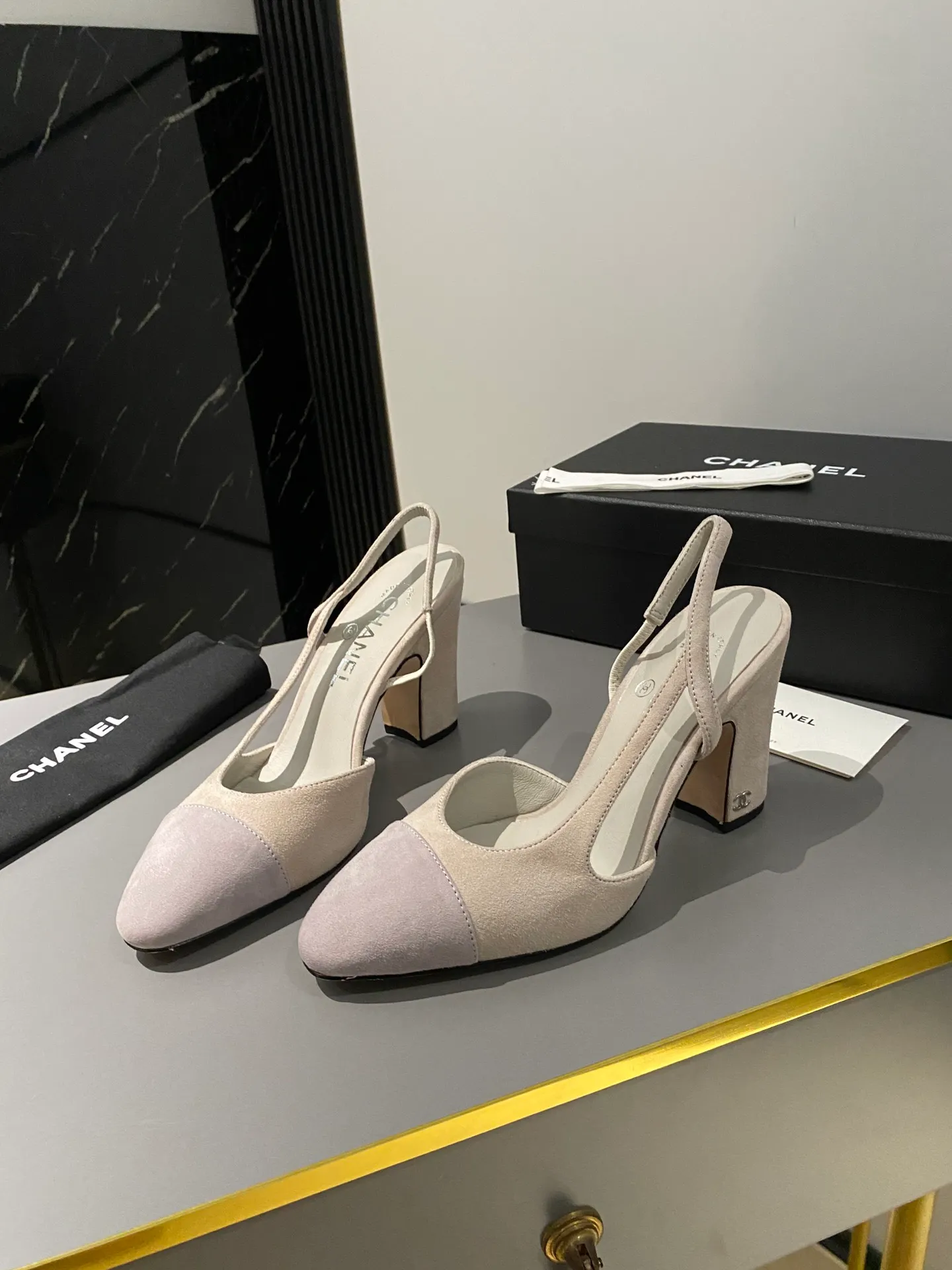 👟👟Ex-factory price 520👟👟 Purchase grade, high-heeled version, Chanel classic slingback sandals. We have been making this model for the past few years. This year, we will re-purchase the version and make a detailed copy again. I found that the upper lines and body comfort of the new version have been slightly adjusted! The brand won't say anything because the overall appearance difference is not big and it doesn't affect wearing. All colors now produced are produced according to the latest styles! What you buy is the latest classic model from the counter, made of imported mixed sheepskin surface material, imported mixed sheepskin, and Italian imported cowhide leather soles! High heels 9.5cm Size: 35-39 Other sizes can be customized (customized sizes 34, 40, 41, 42, 43 are non-refundable and non-exchangeable)